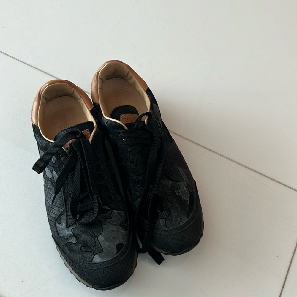 Fábrica Tardieu woman’s sneaker. Good condition. Black leather
